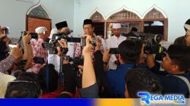 Caption: Cawapres Mahfud MD diwawancara awak media, di Pesantren Taman Anom Omben, (dok. regamedianews). 