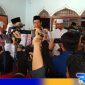 Caption: Cawapres Mahfud MD diwawancara awak media, di Pesantren Taman Anom Omben, (dok. regamedianews). 