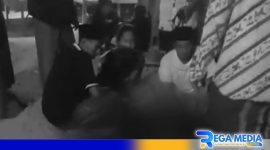 Caption: tampak sejumlah warga mencoba menolong korban carok di Bangkalan, (dok. regamedianews) 