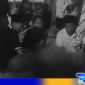 Caption: tampak sejumlah warga mencoba menolong korban carok di Bangkalan, (dok. regamedianews) 