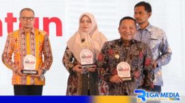 Caption: Bupati Sampang H. Slamet Junaidi saat menerima penghargaan, (dok. Prokopim Pemkab Sampang). 