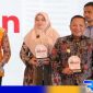 Caption: Bupati Sampang H. Slamet Junaidi saat menerima penghargaan, (dok. Prokopim Pemkab Sampang). 