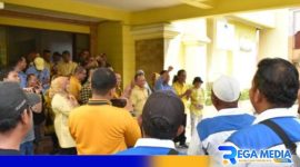 Caption: komunitas pedagang bakso se-Surabaya deklarasi didepan pengurus DPD Golkar Jatim (dok. regamedianews). 