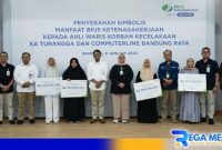 Caption: penyerahan simbolis santunan kepada ahli waris korban kecelakaan kereta api di Cicalengka, (dok. BPJS Ketenagakerjaan). 