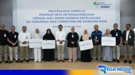 Caption: penyerahan simbolis santunan kepada ahli waris korban kecelakaan kereta api di Cicalengka, (dok. BPJS Ketenagakerjaan). 
