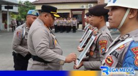 Caption: AKBP Jazuli Dani Iriawan usai pimpin upacara PTDH tiga anggota Polres Pamekasan, (dok. regamedianews). 
