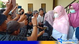 Caption: guru korban dugaan pelecehan seksual oknum kepsek saat diwawancara awak media, (dok. regamedianews). 