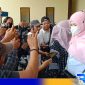Caption: guru korban dugaan pelecehan seksual oknum kepsek saat diwawancara awak media, (dok. regamedianews). 