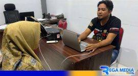 Caption: inisial F pelaku pembunuhan wanita di Karang Gayam Omben, saat diperiksa penyidik Satreskrim Polres Sampang, (dok. Humas Polri). 