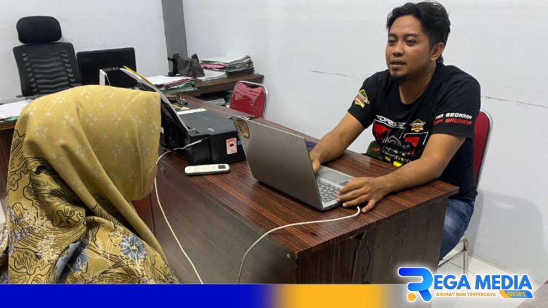 Caption: inisial F pelaku pembunuhan wanita di Karang Gayam Omben, saat diperiksa penyidik Satreskrim Polres Sampang, (dok. Humas Polri). 