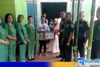 Caption: Dandim Gorut saat menyambangi salah satu balita di Desa Pontolo, dalam program stunting, (dok. regamedianews). 