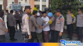 Caption: aparat kepolisian saat melakukan pemeriksaan badan terhadap pengunjung sidang, (dok. Humas Polres Sampang). 
