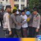 Caption: aparat kepolisian saat melakukan pemeriksaan badan terhadap pengunjung sidang, (dok. Humas Polres Sampang). 