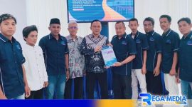 Caption: pose bersama Kepala Diskominfo Sampang dengan pengurus SMSI Sampang, (dok. regamedianews). 
