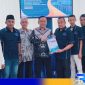 Caption: pose bersama Kepala Diskominfo Sampang dengan pengurus SMSI Sampang, (dok. regamedianews). 