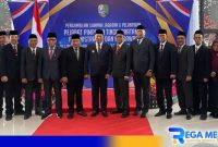 Caption: sejumlah pejabat yang dimutasi pose bersama Bupati Sampang H.Slamet Junaidi, (dok. regamedianews). 