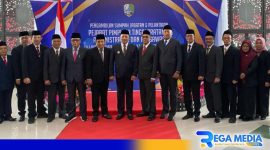 Caption: sejumlah pejabat yang dimutasi pose bersama Bupati Sampang H.Slamet Junaidi, (dok. regamedianews). 