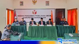 Caption: Komisioner Bawaslu Kabupaten Bangkalan saat pleno, (dok. regamedianews). 