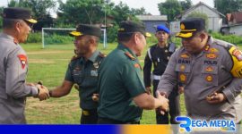 Caption: Kapolres dan Dandim Pamekasan sambut kedatangan Pangdam bersama Kapolda Jatim, (dok. regamedianews). 