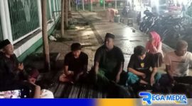 Caption: Ahmad Mochtar, duduk bersama dengan sejumlah PKL di Arek Lancor Pamekasan, (dok. regamedianews). 