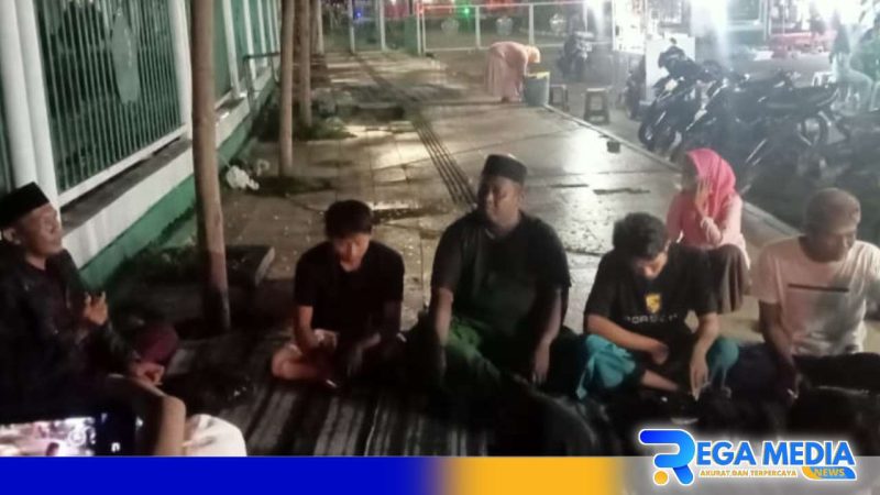 Caption: Ahmad Mochtar, duduk bersama dengan sejumlah PKL di Arek Lancor Pamekasan, (dok. regamedianews). 