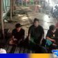 Caption: Ahmad Mochtar, duduk bersama dengan sejumlah PKL di Arek Lancor Pamekasan, (dok. regamedianews). 