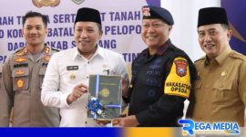 Caption: Bupati Sampang secara simbolis menyerahkan sertifikat tanah ke Dansat Brimob Polda Jawa Timur, (dok. Humas Polri). 