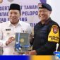 Caption: Bupati Sampang secara simbolis menyerahkan sertifikat tanah ke Dansat Brimob Polda Jawa Timur, (dok. Humas Polri). 