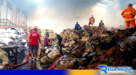 Caption: petugas damkar tampak memadamkan api yang membakar tumpukan tembakau, (dok. regamedianews). 