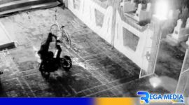 Caption: screenshot rekaman cctv masjid, tampak pelaku curanmor mendorong motor curiannya, (dok. regamedianews). 
