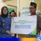 Caption: secara simbolis penyerahan jaminan perlindungan sosial BPJS Ketenagakerjaan kepada ketua RT/RW, (dok. regamedianews). 