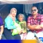 Caption: ketua admin KYT Group saat memberikan bantuan sembako kepada lansia, (dok. regamedianews). 