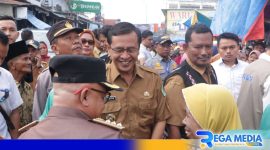 Caption: PJ Bupati Pamekasan Masrukin tinjau langsung operasi pasar, (dok. Prokopim Pemkab Pamekasan). 