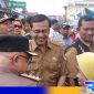 Caption: PJ Bupati Pamekasan Masrukin tinjau langsung operasi pasar, (dok. Prokopim Pemkab Pamekasan). 