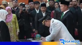 Caption: penandatanganan serah terima jabatan, usai prosesi pelantikan PJ Bupati Sampang (Rudi Arifiyanto). 