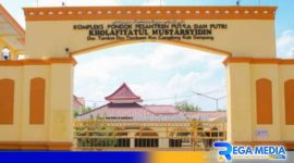 Caption: Gerbang Ponpes Kholafiyatul Mustarsyidin Tambaan Camplong Sampan, (dok. regamedianews). 