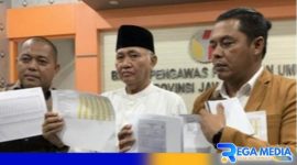 Caption: Agus Raharjo mantan ketua KPK saat melapor ke Bawaslu Jatim, (dok. regamedianews). 