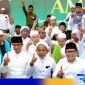Caption: paslon Anies - Muhaimin pose bersama ulama' saat safari politik di Madura, (dok. regamedianews.com). 