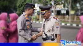 Caption: Kapolres Sampang AKP Rochim Soenyoto berjabat tangan dengan Kapolres Sampang AKBP Siswantoro, (dok. regamedianews). 
