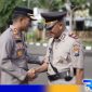 Caption: Kapolres Sampang AKP Rochim Soenyoto berjabat tangan dengan Kapolres Sampang AKBP Siswantoro, (dok. regamedianews). 