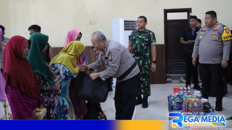 Caption: penyerahan paket sembako secara simbolis kepada warga Pamekasan Madura, (dok. regamedianews). 