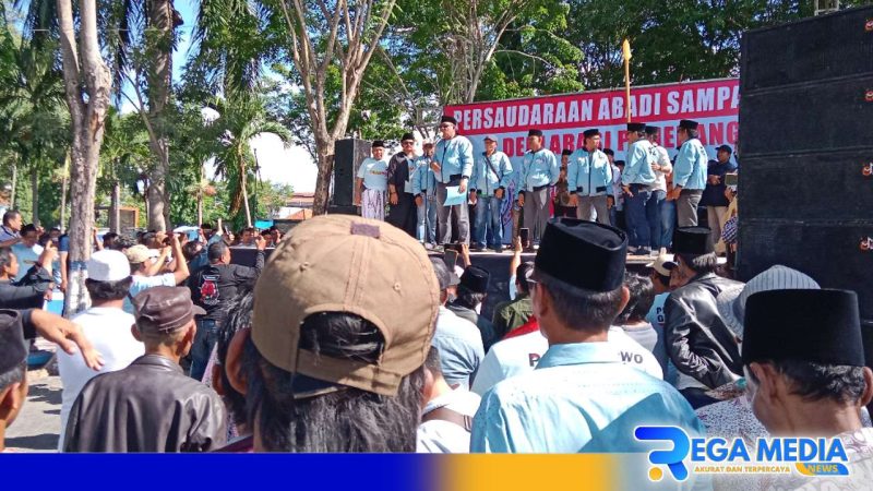 Caption: H.Nuri sekretaris Persaudaraan Abadi Sampang (PAS) saat pimpin deklarasi pemenangan Prabowo-Gibran, (dok. regamedianews). 