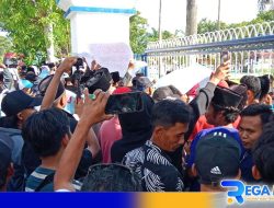 Kantor Bupati Sampang Mendadak Digeruduk Massa