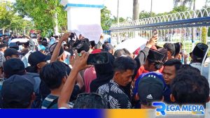 Kantor Bupati Sampang Mendadak Digeruduk Massa
