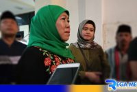 Caption: Gubernur Jatim Khofifah Indar Parawansa saat diwawancara awak media, (dok. regamedianews). 