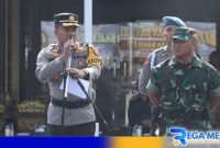 Caption: Kapolres didampingi Dandim Sampang saat pimpin apel gelar pasukan dan patroli sekala besar, (dok. Humas Polri). 