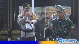 Caption: Kapolres didampingi Dandim Sampang saat pimpin apel gelar pasukan dan patroli sekala besar, (dok. Humas Polri). 