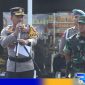 Caption: Kapolres didampingi Dandim Sampang saat pimpin apel gelar pasukan dan patroli sekala besar, (dok. Humas Polri). 