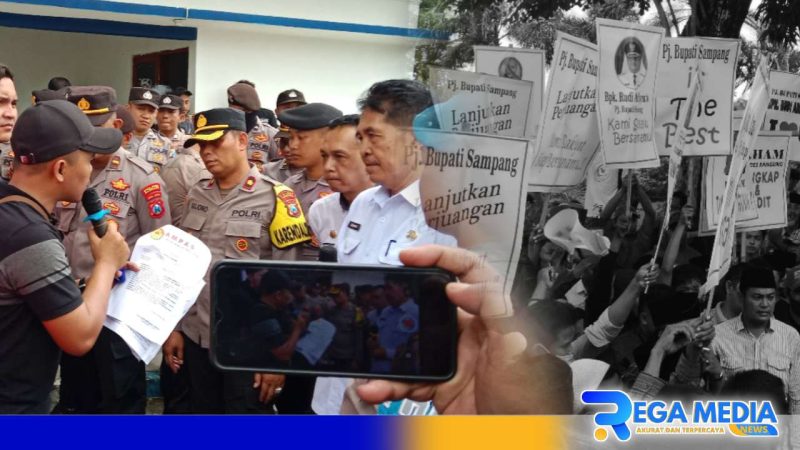 Caption: dua aksi demo massa ke kantor Bupati Sampang dalam sehari, (dok. regamedianews). 