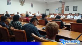 Caption: Pj Bupati Sampang Rudi Arifiyanto saat pertemuan silaturahmi dengan para insan pers di aula kantor Pemkab Sampang, (dok. regamedianews). 
